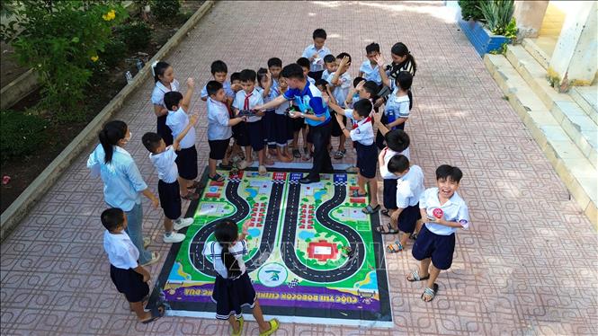 Học sinh trường Tiểu học Phạm Hùng, phường Long Hoa, tỉnh Tây Ninh tham gia các hoạt động ngoại khóa. Ảnh: Giang Phương – TTXVN