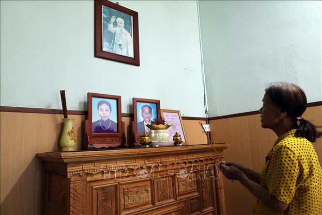 Bà Phan Thị Thanh Xuân (phường Tam Kỳ, thành phố Đà Nẵng) là thương binh, từng là y tá chiến đấu bị nhiễm chất độc hóa học dioxin trong căn nhà mới vừa được Quân khu 5 hỗ trợ sửa sang lại để có chỗ ở ổn định. Ảnh: Đỗ Trưởng – TTXVN

