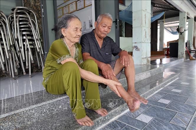 Ông Võ Văn Châu (89 tuổi, phường Bàn Thạch, thành phố Đà Nẵng) là thương bệnh binh bị nhiễm chất độc hóa học da cam, để lại di chứng nặng nề khi người con trai đầu đã mất. Ảnh: Đỗ Trưởng – TTXVN