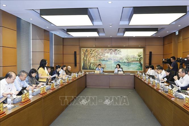 NA deputies of Hanoi take part in the discussion in groups. VNA Photo