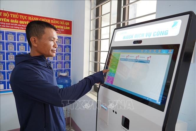 Người dân xã miền núi Tuyên Lâm tra cứu và nhập hồ sơ thủ tục hành chính trên Kiosk dịch vụ công, góp phần nâng cao chất lượng phục vụ và thúc đẩy chuyển đổi số trong hoạt động của chính quyền cơ sở. Ảnh: Thanh Thuỷ - TTXVN                     