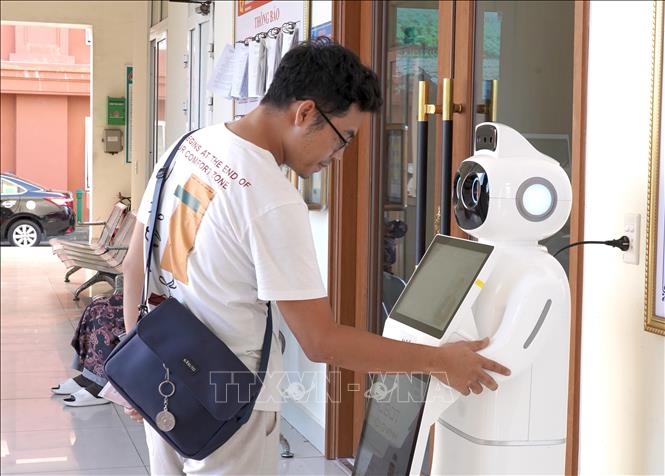 Robot AI góp phần giảm áp lực cho đội ngũ công chức ở khâu tư vấn ban đầu, tạo điều kiện để người dân làm quen với các ứng dụng trí tuệ nhân tạo trong thực hiện dịch vụ công. Ảnh: Thanh Thuỷ - TTXVN                                                             