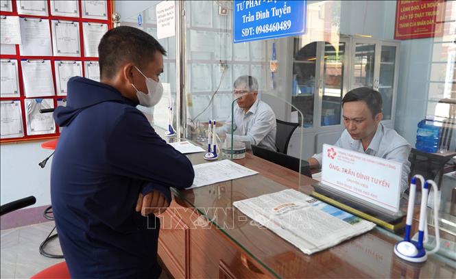 Việc ứng dụng công nghệ giúp rút ngắn thời gian xử lý hồ sơ, giảm chi phí và số lần đi lại cho người dân; đồng thời nâng cao tính công khai, minh bạch trong quá trình giải quyết công việc. Ảnh: Thanh Thuỷ - TTXVN                               