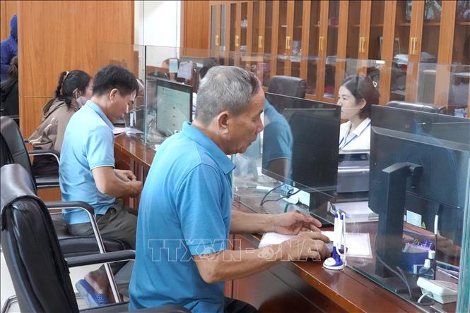 Nhờ chuyển đổi số, chính quyền từng bước xây dựng nền hành chính phục vụ, gần dân, sát dân và đáp ứng tốt hơn nhu cầu của người dân, doanh nghiệp. Ảnh: Thanh Thuỷ - TTXVN                            