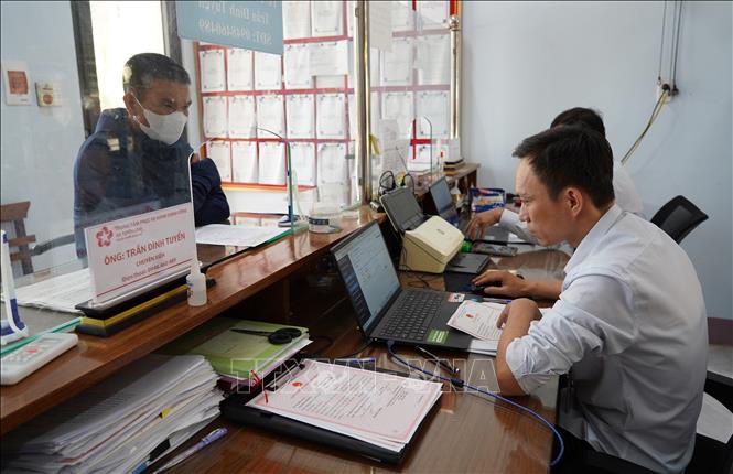 Việc ứng dụng công nghệ giúp rút ngắn thời gian xử lý hồ sơ, giảm chi phí và số lần đi lại cho người dân; đồng thời nâng cao tính công khai, minh bạch trong quá trình giải quyết công việc. Ảnh: Thanh Thuỷ - TTXVN                                                              