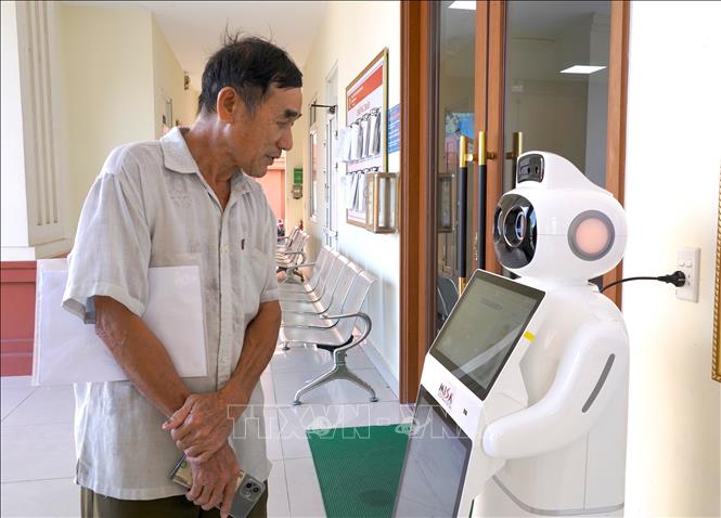 Trung tâm Phục vụ hành chính công Phường Đồng Hới đã đưa robot thông minh vào hỗ trợ người dân, doanh nghiệp từ tháng 6/2026, robot AI đã giúp giải đáp các câu hỏi thường gặp, hướng dẫn quy trình thực hiện thủ tục hành chính và hỗ trợ chỉ dẫn ngay tại trung tâm. Ảnh: Thanh Thuỷ - TTXVN                             
