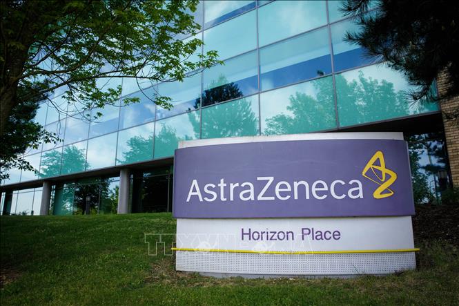 Biểu tượng hãng dược AstraZeneca tại Luton, Anh. Ảnh: THX/TTXVN phát