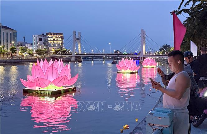 Lễ phóng đăng trên sông Cà Ty thu hút đông đảo người dân và du khách. Ảnh: Hồng Hiếu- TTXVN