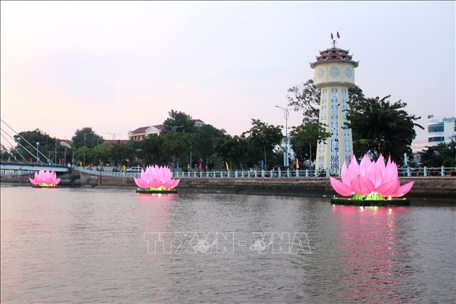 Điểm nhấn của nghi lễ là những đóa hoa đăng kích cỡ lớn được hạ thủy và thắp sáng liên tục từ cầu Trần Hưng Đạo đến cầu Lê Hồng Phong (phường Phan Thiết, Lâm Đồng). Ảnh: Hồng Hiếu- TTXVN
