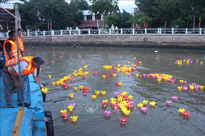 Hơn 500 hoa đăng được đồng loạt thắp sáng và thả xuống dòng sông Cà Ty nhân Lễ hội Cầu ngư Phan Thiết năm 2026. Ảnh: Hồng Hiếu- TTXVN