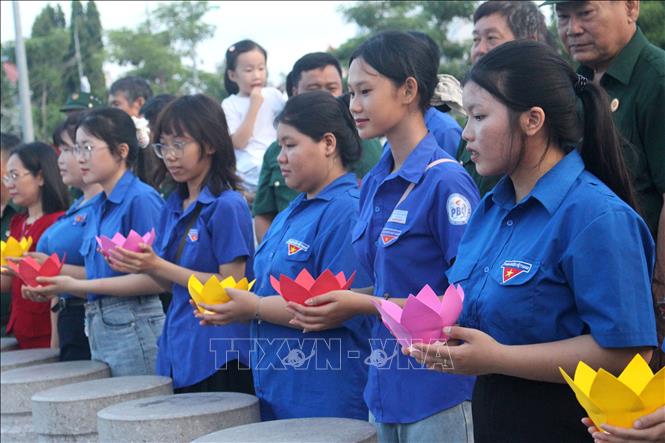Mỗi hoa đăng mang một ước nguyện được của người dân. Ảnh: Hồng Hiếu- TTXVN