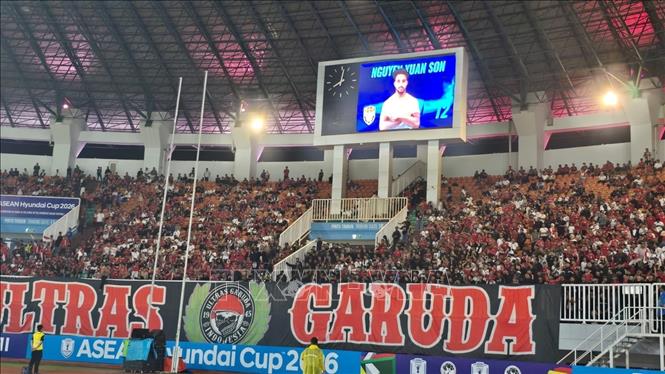 Khán giả trên sân vận động Pakansari. Ảnh: Minh Hưởng - P/v TTXVN tại Indonesia