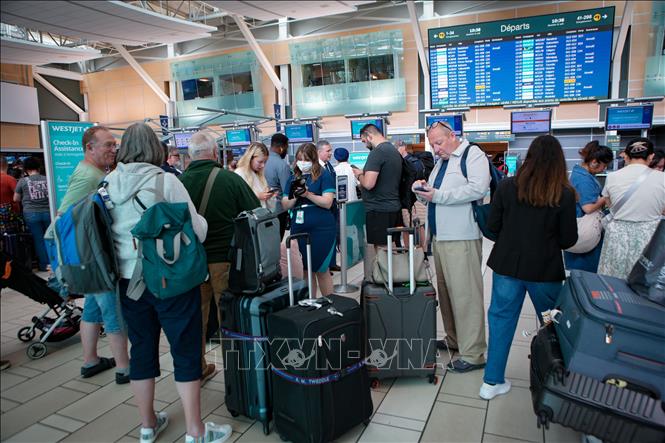 Hành khách chờ đợi tại sân bay quốc tế Vancouver ở Richmond, British Columbia, Canada, sau khi các chuyến bay bị hủy do đình công ngày 2/8/2026. Ảnh: THX/TTXVN phát