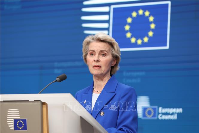 Chủ tịch Ủy ban châu Âu Ursula von der Leyen phát biểu tại cuộc họp báo ở Brussels, Bỉ. Ảnh: THX/TTXVN phát