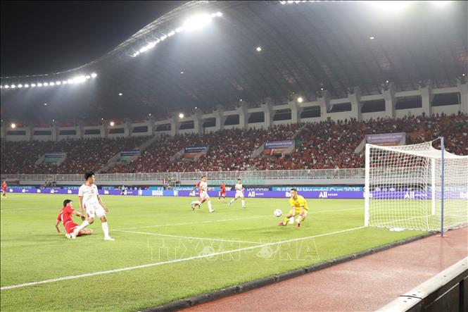 Pha bóng nguy hiểm trước khung thành đội tuyển Việt Nam. Ảnh: Minh Hưởng - P/v TTXVN tại Indonesia