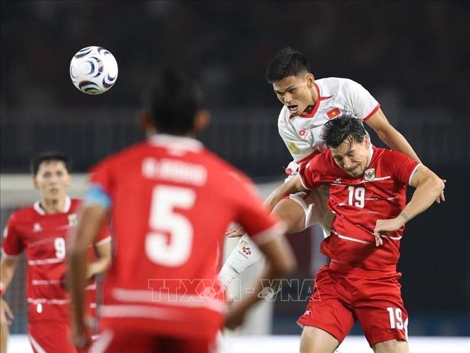 Hậu vệ Xuân Mạnh tranh chấp bóng bổng với Haye (số 19, Indonesia). Ảnh: TTXVN phát