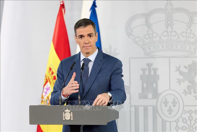 Thủ tướng Tây Ban Nha Pedro Sanchez phát biểu tại cuộc họp báo ở Madrid. Ảnh: THX/TTXVN phát