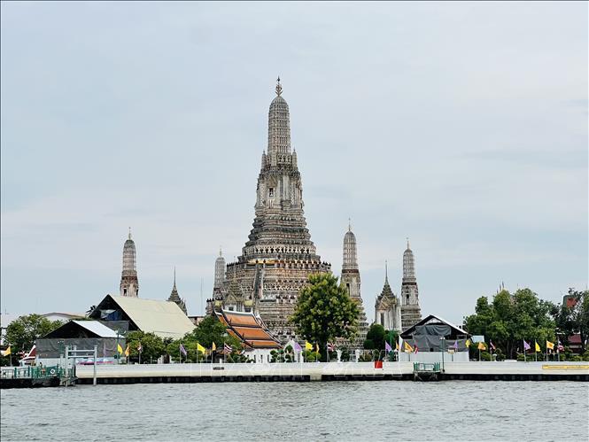 Chùa Bình Minh (Wat Arun) bên dòng sông Chao Phraya là một trong những điểm tham quan nổi tiếng ở thủ đô Bangkok. Ảnh: Đỗ Sinh – P/v TTXVN tại Thái Lan