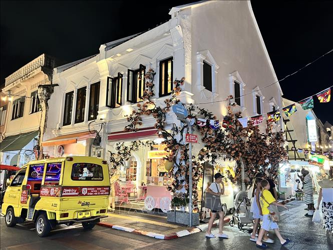 Phố cổ Phuket nhộn nhịp khách du lịch nước ngoài cả ngày lẫn đêm. Ảnh: Đỗ Sinh – P/v TTXVN tại Thái Lan