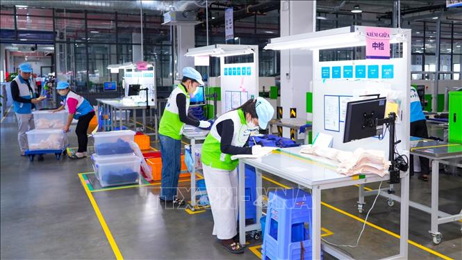 Workers operate a production line applying modern technology at a factory in the TMTC Industrial Park, Moc Bai Border Gate Economic Zone, Ben Cau commune, Tay Ninh province. VNA Photo: Minh Phú