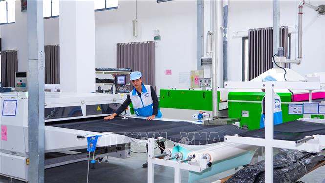 A modern production line applying science, technology, and innovation to improve product quality at the TMTC Industrial Park in the Moc Bai Border Economic Zone, Ben Cau commune, Tay Ninh province. VNA Photo: Minh Phú