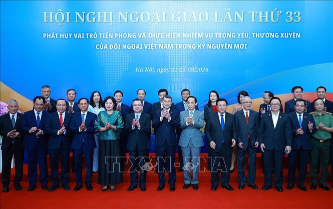 Thủ tướng Lê Minh Hưng với các đại biểu dự Phiên toàn thể Hội nghị Ngoại giao lần thứ 33. Ảnh: Dương Giang – TTXVN 

