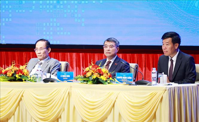 Thủ tướng Lê Minh Hưng và các đồng chí lãnh đạo Bộ Ngoại giao điều hành Phiên toàn thể Hội nghị Ngoại giao lần thứ 33. Ảnh: Dương Giang – TTXVN 
