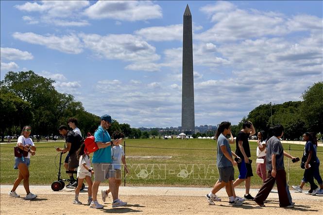 Du khách tới thăm thủ đô Washington D.C. của Mỹ. Ảnh: Ngọc Quang - PV TTXVN tại Mỹ