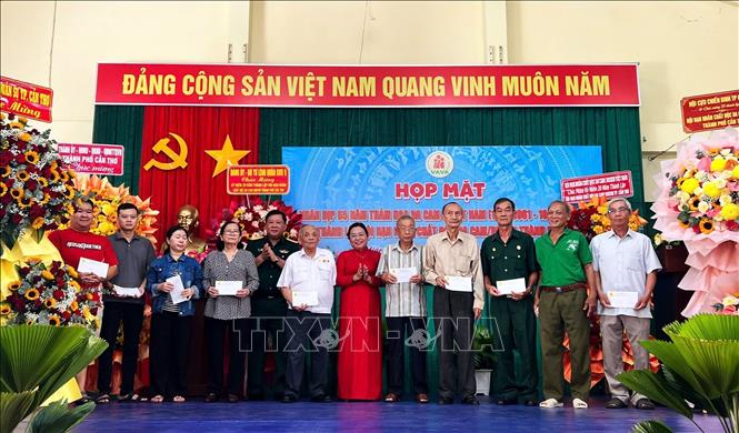 Tặng quà cho nạn nhân chất độc da cam. Ảnh: Ánh Tuyết – TTXVN