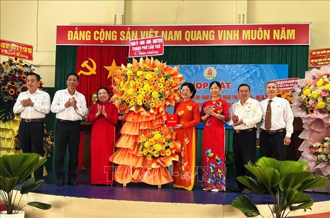 Lãnh đạo thành phố tặng hoa cho Hội Nạn nhân chất độc da cam/dioxin thành phố Cần Thơ. Ảnh: Ánh Tuyết – TTXVN