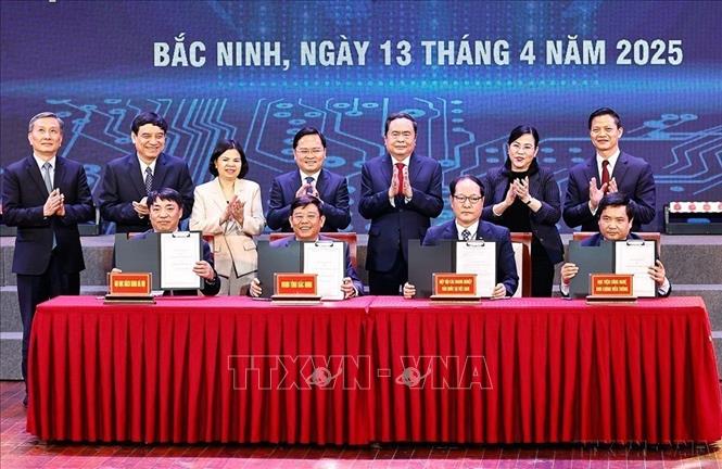 Chủ tịch Quốc hội Trần Thanh Mẫn chứng kiến Lễ ký kết Biên bản ghi nhớ hợp tác giữa UBND tỉnh Bắc Ninh và Hiệp hội doanh nghiệp Hàn Quốc tại Việt Nam, Đại học Bách Khoa Hà Nội, Học viện Công nghệ Bưu chính Viễn thông tại Diễn đàn “Khoa học, Công nghệ, đổi mới sáng tạo và chuyển đổi số - Bắc Ninh đột phá và phát triển” (13/4/2025). Ảnh: Doãn Tấn – TTXVN
