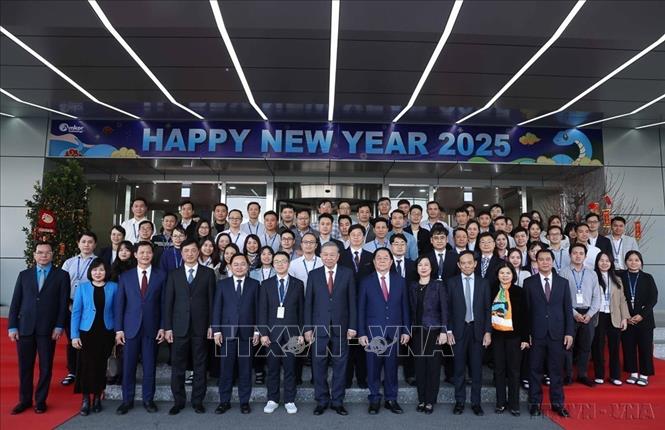 Tổng Bí thư Tô Lâm gặp mặt, chúc Tết và tặng quà cho công nhân lao động Nhà máy Amkor, huyện Yên Phong (Bắc Ninh,13/1/2025). Ảnh: Thống Nhất – TTXVN