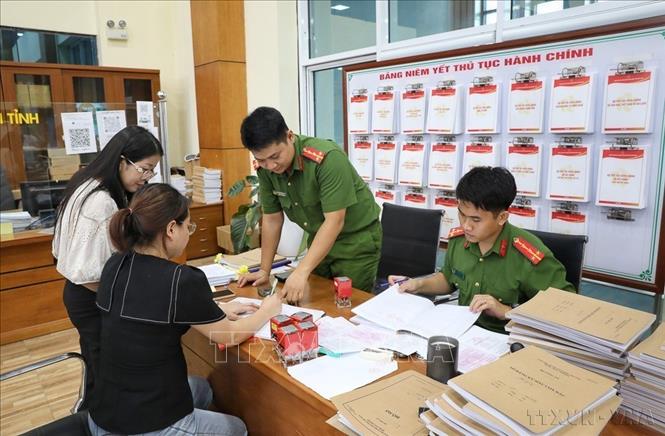 Hỗ trợ người dân đến làm thủ tục tại Trung tâm Phục vụ hành chính công tỉnh Bắc Ninh. Ảnh: Danh Lam -TTXVN