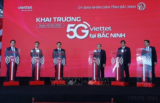 Khoa học công nghệ, đổi mới sáng tạo và chuyển đổi số được xác định là nền tảng cốt lõi và động lực thúc đẩy tăng trưởng theo chiều sâu của Bắc Ninh. Trong ảnh: Lễ khai trương mạng 5G tại Khu công nghiệp Yên Phong I (Bắc Ninh). Đây là khu công nghiệp đầu tiên trong cả nước được triển khai mạng viễn thông 5G ứng dụng trong sản xuất. Ảnh: Thái Hùng- TTXVN