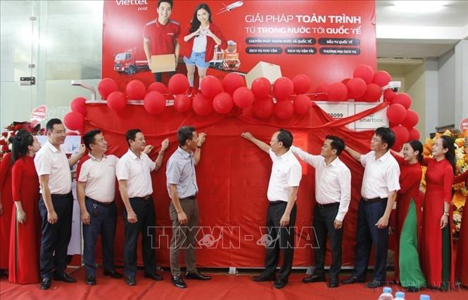 Các đại biểu thực hiện nghi thức khai trương hệ thống máy giao nhận hàng hóa Smart Box tại trụ sở các cơ quan, đơn vị, địa phương, các khu, cụm công nghiệp tại Bắc Ninh (15/9/2025). Ảnh: Đồng Thúy-TTXVN