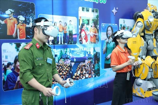 Đại biểu trải nghiệm một dự án ứng dụng chuyển đổi số tại Đại hội đại biểu Đoàn TNCS Hồ Chí Minh Công an tỉnh Bắc Ninh lần thứ nhất, nhiệm kỳ 2025 -2030. Ảnh: Danh Lam -TTXVN