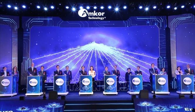 Bắc Ninh không còn chỉ là nơi thực hiện các công đoạn gia công có giá trị gia tăng thấp mà đang trở thành điểm đến của nhiều tập đoàn công nghệ hàng đầu thế giới. Trong ảnh: Lễ khánh thành Nhà máy Amkor Technology Việt Nam của Tập đoàn Amkor, tại Khu công nghiệp Yên Phong II-C ([11/10/2023). Ảnh: TTXVN