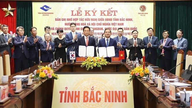 Ngày 3/12/2025, UBND tỉnh Bắc Ninh tổ chức Lễ ký kết Bản ghi nhớ hợp tác hữu nghị giữa tỉnh Bắc Ninh (Việt Nam) với tỉnh Gyeongsangbuk (Hàn Quốc). Ảnh: TTXVN