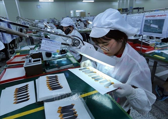 Bắc Ninh không còn chỉ là nơi thực hiện các công đoạn gia công có giá trị gia tăng thấp mà đang trở thành điểm đến của nhiều tập đoàn công nghệ hàng đầu thế giới. Trong ảnh: Dây chuyền kiểm tra bảng mạch điện tử tại một doanh nghiệp của Hàn Quốc tại khu công nghiệp Yên Phong (Bắc Ninh). Ảnh: Danh Lam – TTXVN 