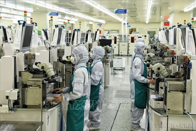 Dây chuyền sản xuất hiện đại của Công ty TNHH Hana Micron Vina, 100% vốn đầu tư của Hàn Quốc, tại khu công nghiệp Vân Trung (Bắc Giang cũ). Ảnh: Danh Lam - TTXVN