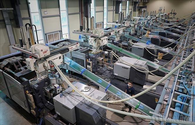 Sau sáp nhập, tỉnh Bắc Ninh có điều kiện phát triển thêm các khu công nghiệp quy mô lớn, đồng thời nâng cao năng lực cạnh tranh trong thu hút vốn FDI. Đây sẽ là động lực chính thúc đẩy tăng trưởng kinh tế trong giai đoạn tới. Trong ảnh: Dây chuyền sản xuất tại Công ty TNHH Alpha Green Tech Vina, vốn đầu tư của Hàn Quốc tại khu công nghiệp Hòa Phú (Bắc Giang cũ). Ảnh: Danh Lam-TTXVN
