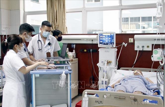  Ngành Y tế Bắc Ninh đẩy mạnh chuyển đổi số, góp phần nâng cao chất lượng khám, chữa bệnh và phục vụ người dân. Bệnh án điện tử dần thay thế hồ sơ giấy, giúp bác sĩ cập nhật, tra cứu thông tin nhanh chóng, giảm thủ tục và hạn chế sai sót. Trong ảnh: Bác sĩ Khoa khám bệnh, Trung tâm Y tế Tiên Du (Bắc Ninh) xem kết quả chuẩn đoán hình ảnh của bệnh nhân qua phần mềm bệnh án điện tử. Ảnh: Đồng Thúy-TTXVN