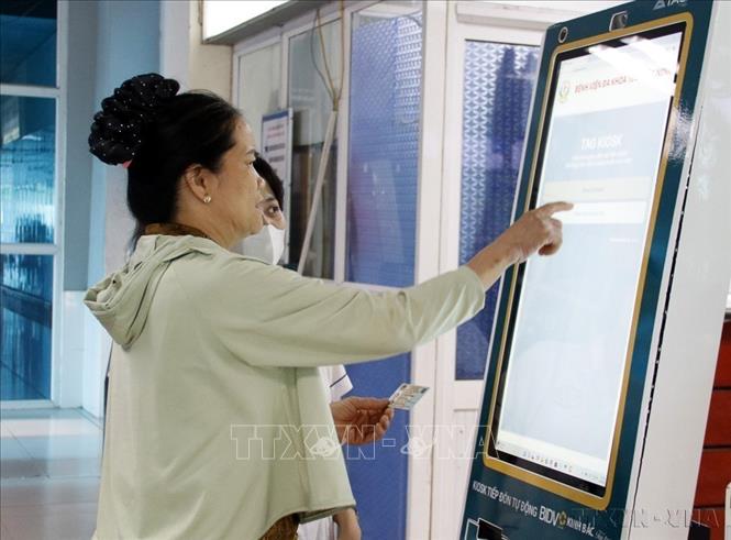Người dân quét căn cước công dân tại kiosk để đăng kí khám chữa bệnh tại Bệnh viện đa khoa Bắc Ninh 2 (28/5/2025). Ảnh: Đồng Thúy-TTXVN