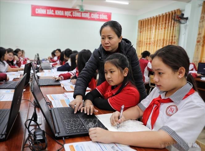 Một lớp tin học tại Trường THCS Ngô Sĩ Liên, một cơ sở giáo dục trọng điểm của tỉnh Bắc Ninh luôn giữ vai trò tiên phong trong phát triển môi trường giáo dục toàn diện, chuyển đổi số trong phương pháp dạy học. Ảnh: Danh Lam -TTXVN
