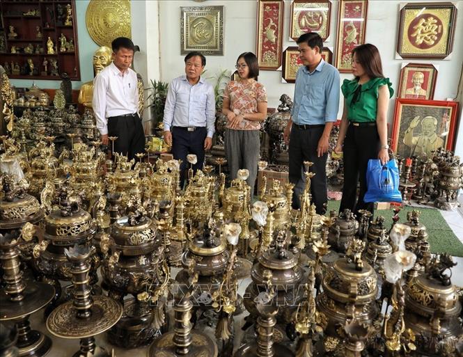 Các sản phẩm của Làng nghề đúc đồng Đại Bái, xã Gia Bình, tỉnh Bắc Ninh (xưa là Văn Lãng, huyện Gia Bình) . Ảnh: Danh Lam-TTXVN