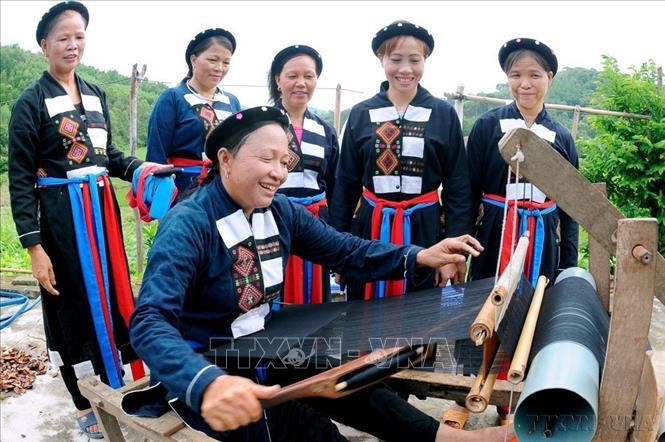 Đồng bào dân tộc Cao Lan duy trì nghề dệt thổ cẩm truyền thống. Ảnh: Việt Hùng-TTXVN