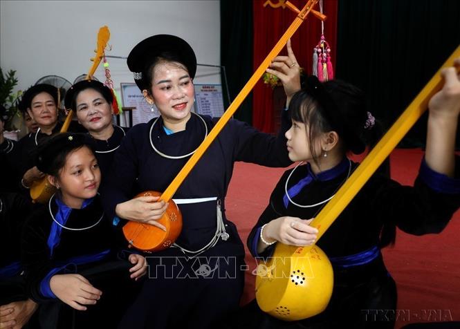 Tại Bắc Ninh, hát Then được cộng đồng đón nhận và đưa vào đời sống như một nét đẹp văn hóa, góp phần làm phong phú thêm bức tranh văn hóa đa sắc màu trong dòng chảy văn hóa xứ Kinh Bắc. Ảnh: Danh Lam - TTXVN