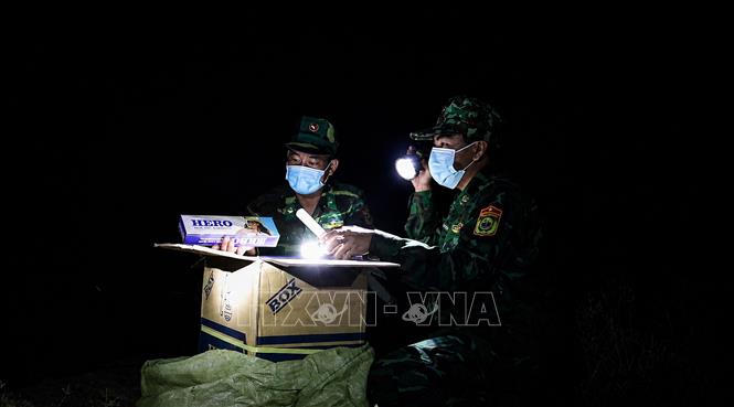 Thuốc lá điếu ngoại nhập lậu là một trong những mặt hàng buôn lậu diễn biến phức tạp trên tuyến biên giới Tây Ninh. Ảnh: Giang Phương - TTXVN