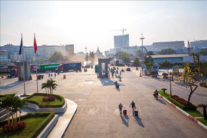 Cửa khẩu quốc tế Mộc Bài, xã Bến Cầu, tỉnh Tây Ninh có lưu lượng phương tiện vận chuyển hàng hóa và hành khách qua lại biên giới lớn, tiềm ẩn nguy cơ buôn lâu. Ảnh: Giang Phương - TTXVN