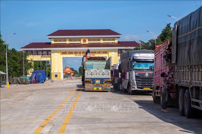 Hàng hóa qua Cửa khẩu quốc tế Tân Nam đều được kiểm soát chặt chẽ, góp phần phòng ngừa, ngăn chặn buôn lậu và vận chuyển trái phép qua biên giới. Ảnh: Giang Phương - TTXVN